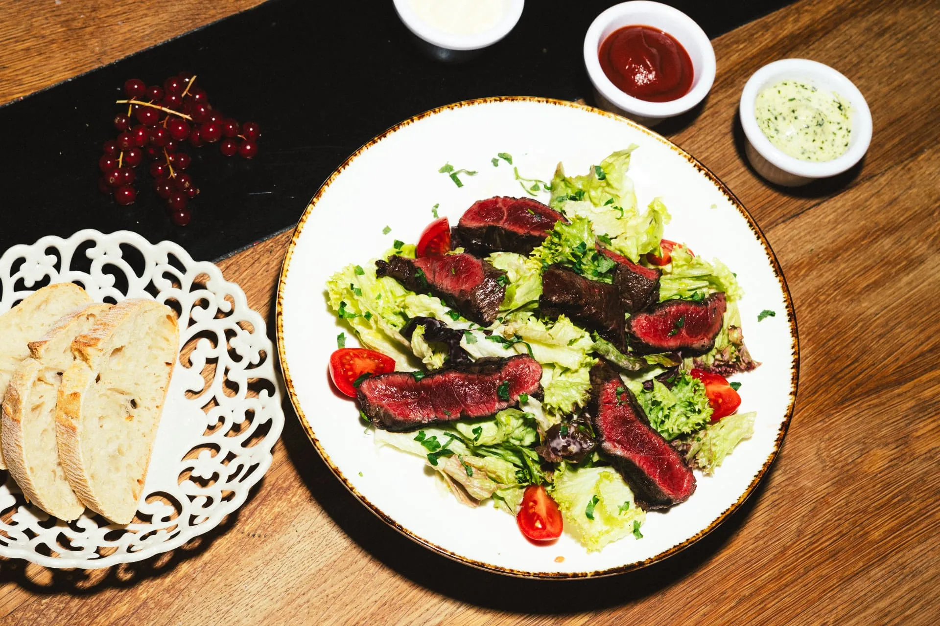 Salat mit Steakstreifen