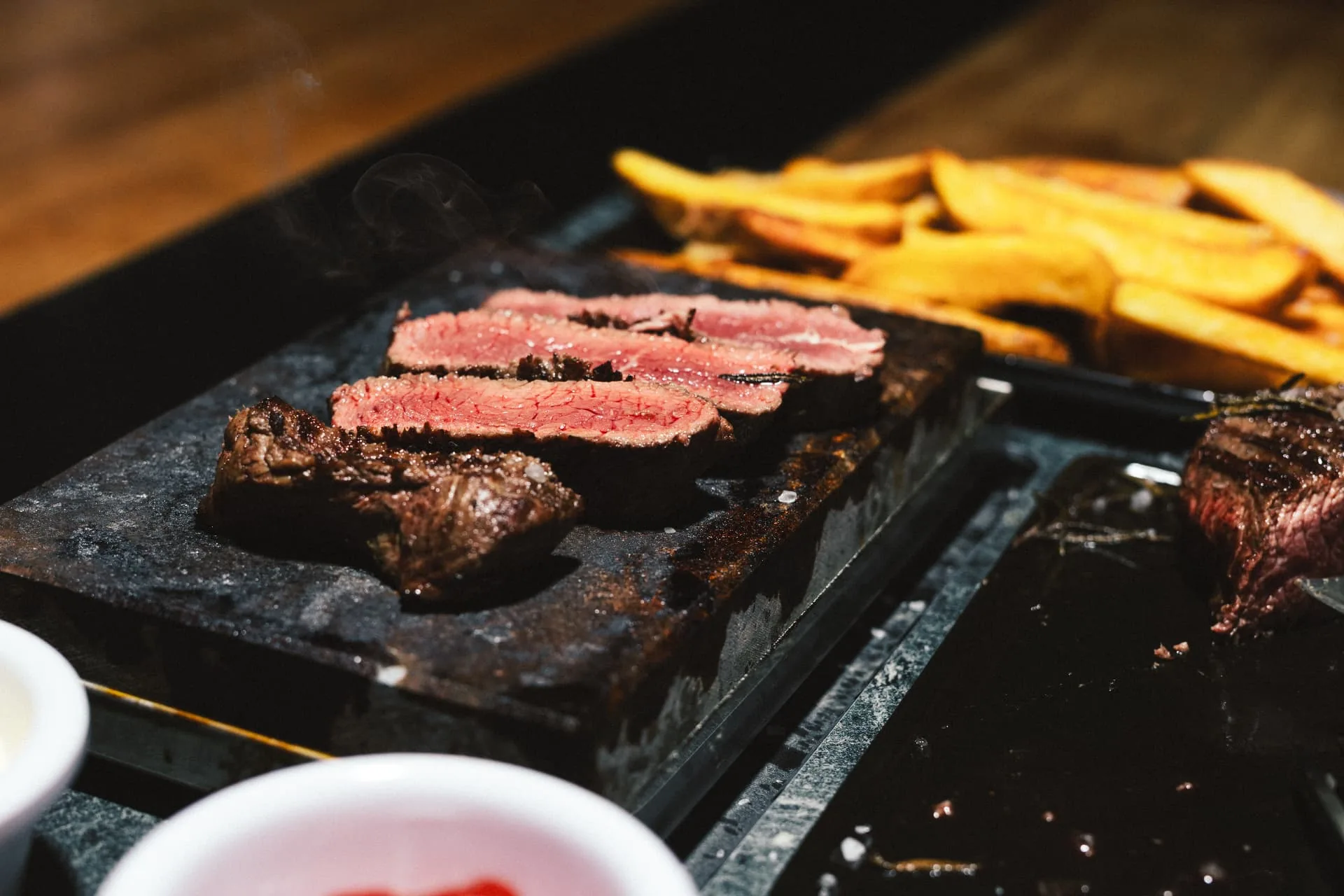 Steak auf heißem Lavastein am Tisch