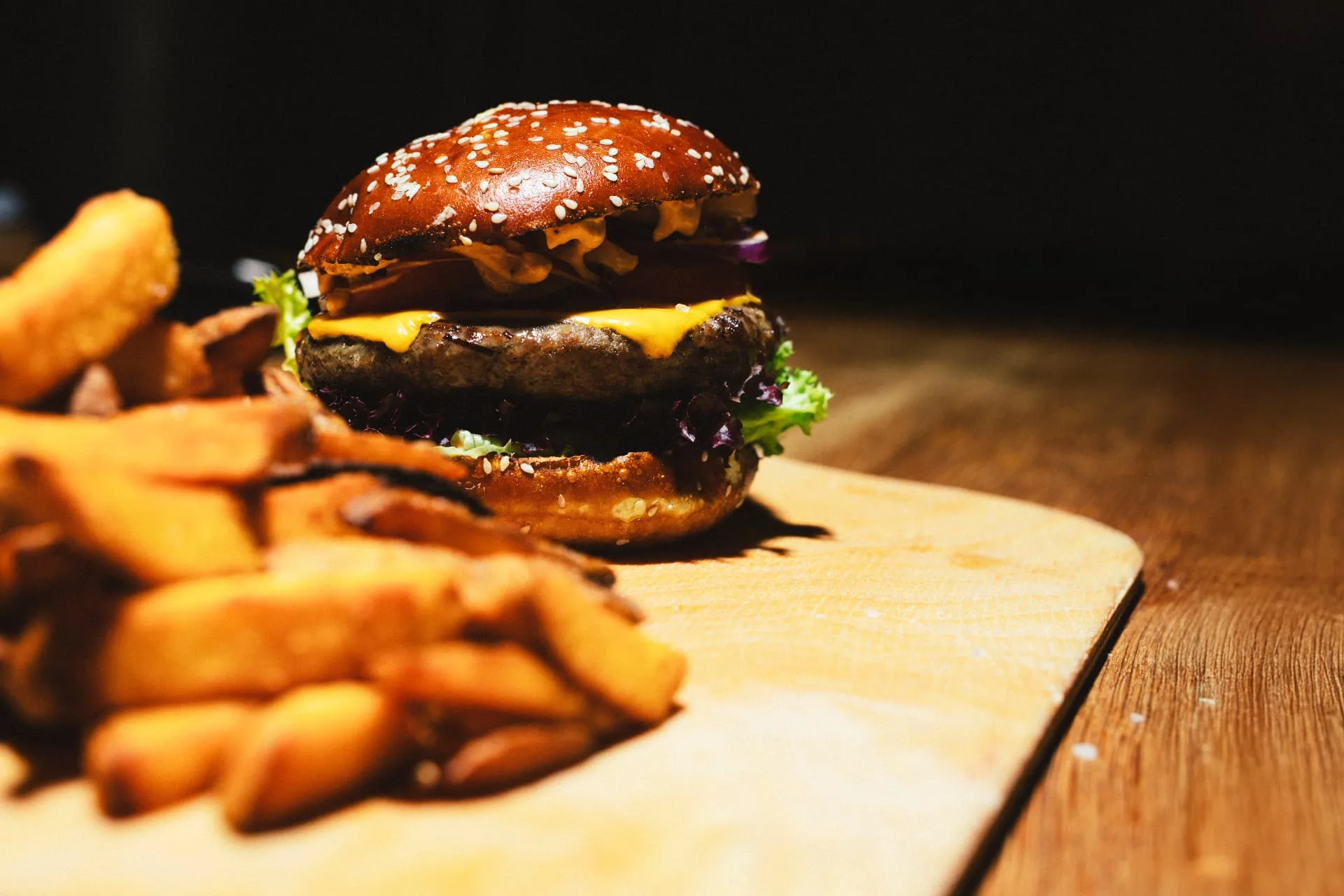 Burger mit Pommes im The Corner House
