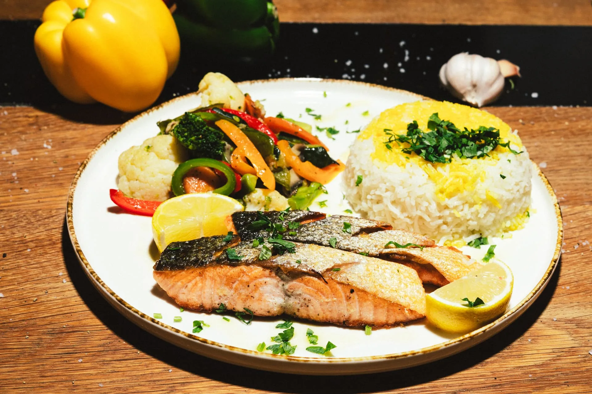Fischgericht mit Reis und Gemüse