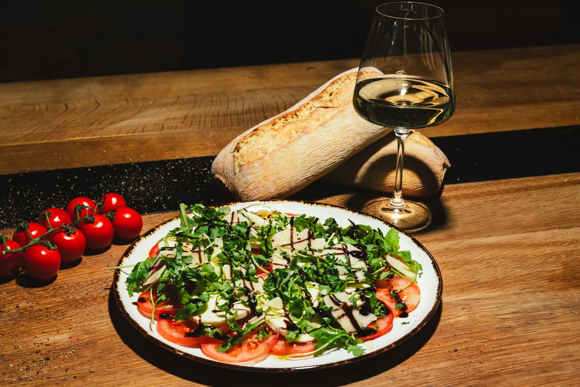 Weißwein und frischer Salat auf dem Tisch