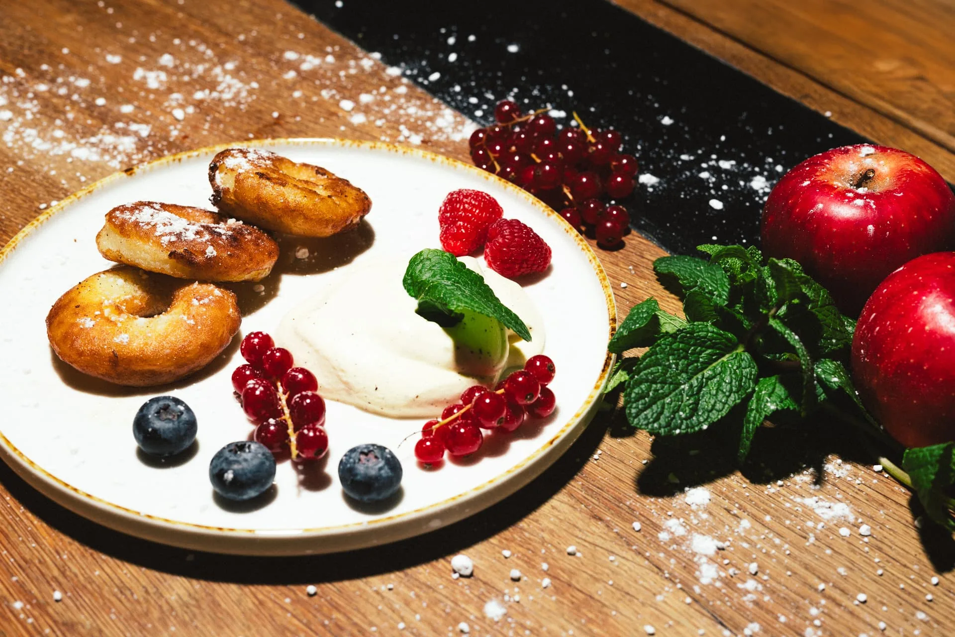 Dessert mit Beeren und Eis